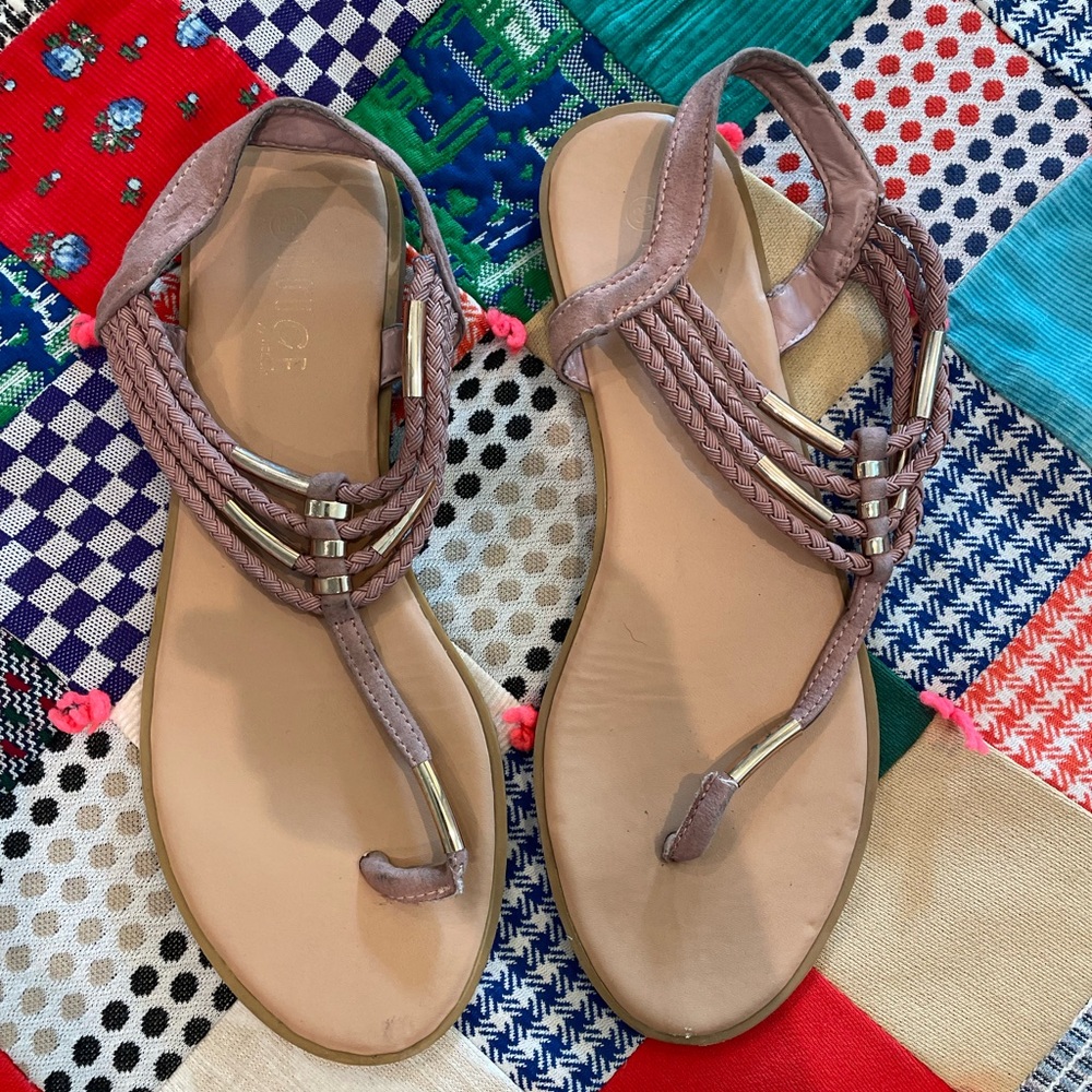 🍀3 FOR $15🍀 | Rogue | Chelsea | 8.5 | Pink & Gold | Sandal | Flat | Macrame